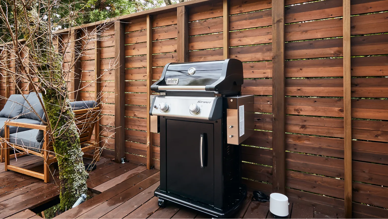 ウッドデッキに置かれたWeber製ガスBBQグリル