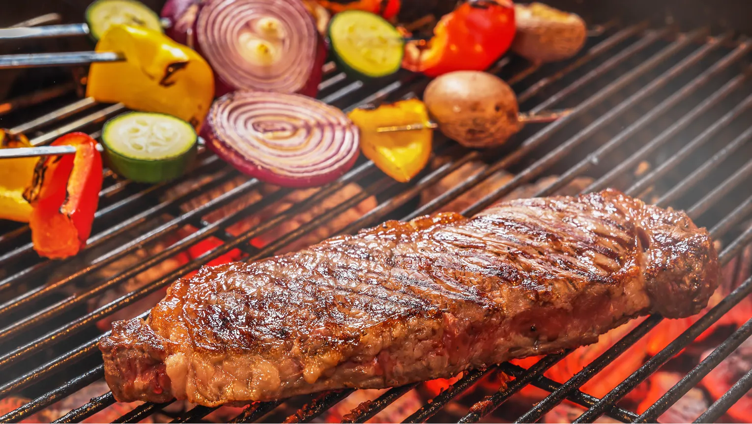 森の景色を眺めながらBBQを楽しむウッドデッキのテーブル