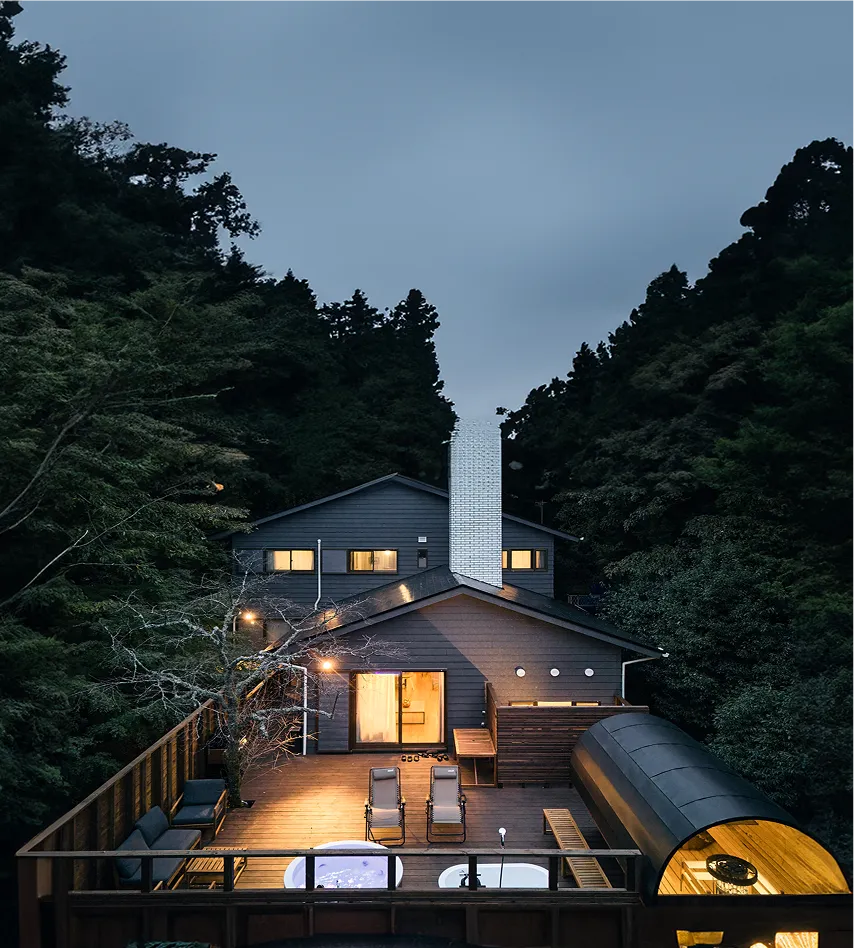 森の奥に溶け込むように建つNoël Hakone Chimneyの外観