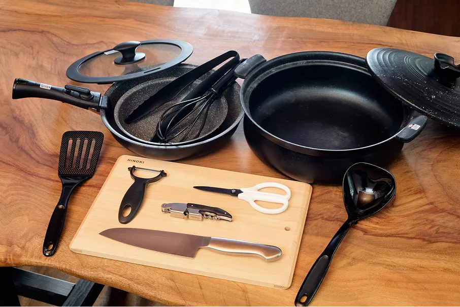 IHコンロや調理器具一式を備えたキッチン設備