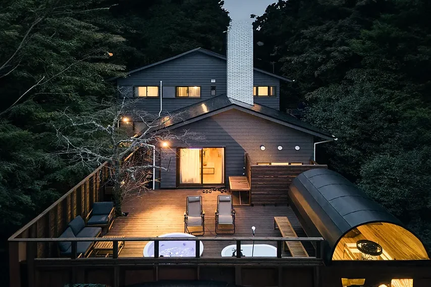 夜の森に灯る山荘とデッキ(Noël HAKONE Chimney)