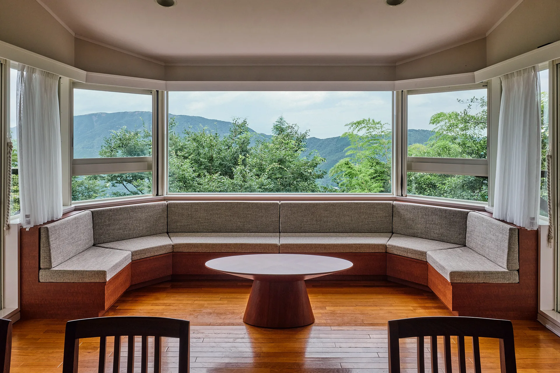 山並みを一望するラウンジのある Noël HAKONE GENSEN