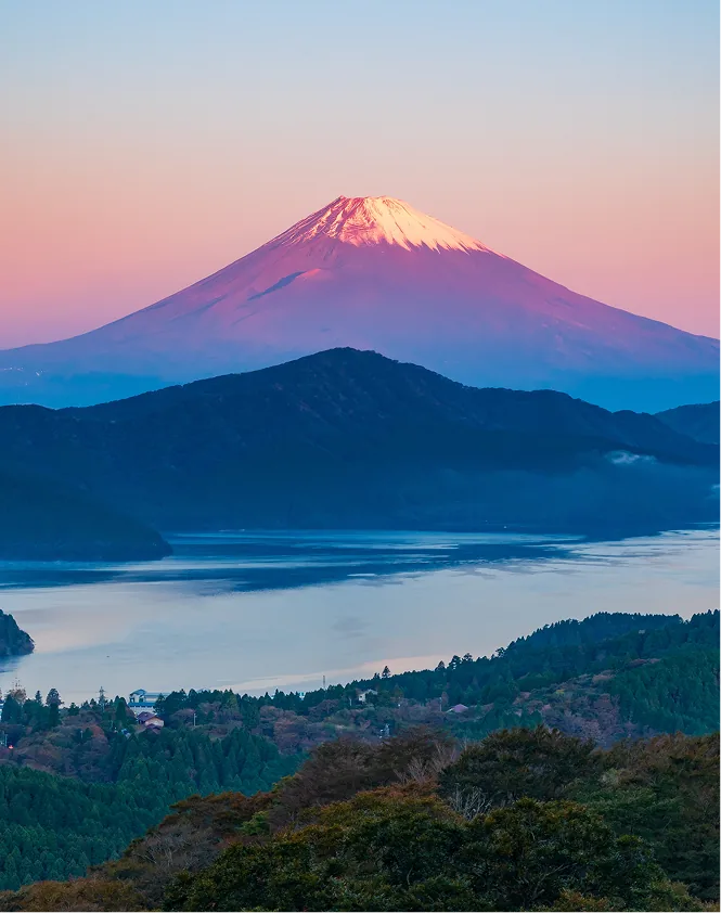 夕焼けに染まる富士山と芦ノ湖