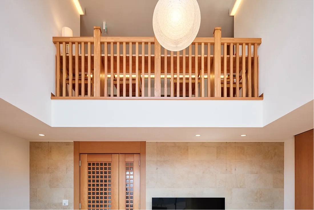 吹き抜け上部の2階ギャラリー席と大きな照明