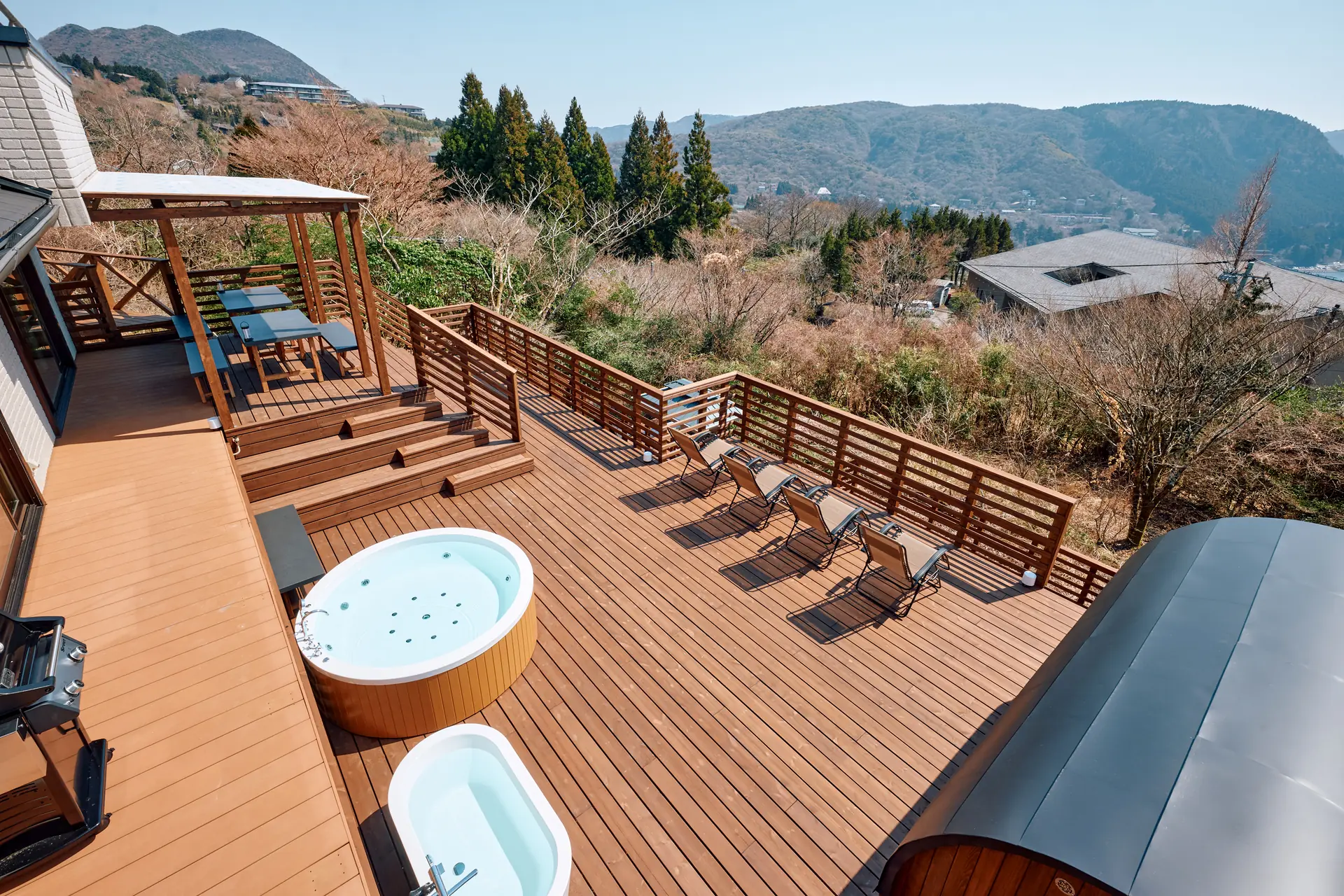 山並みを見渡すジャグジーとサウナのデッキ(Noël HAKONE Skylight)