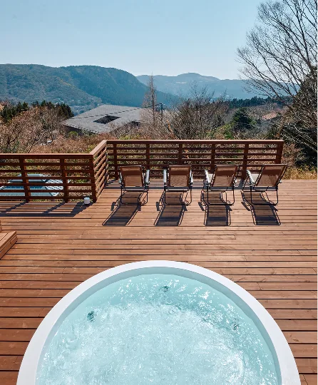 ウッドデッキの大型ジャグジーとデッキチェアから望む箱根の山並み