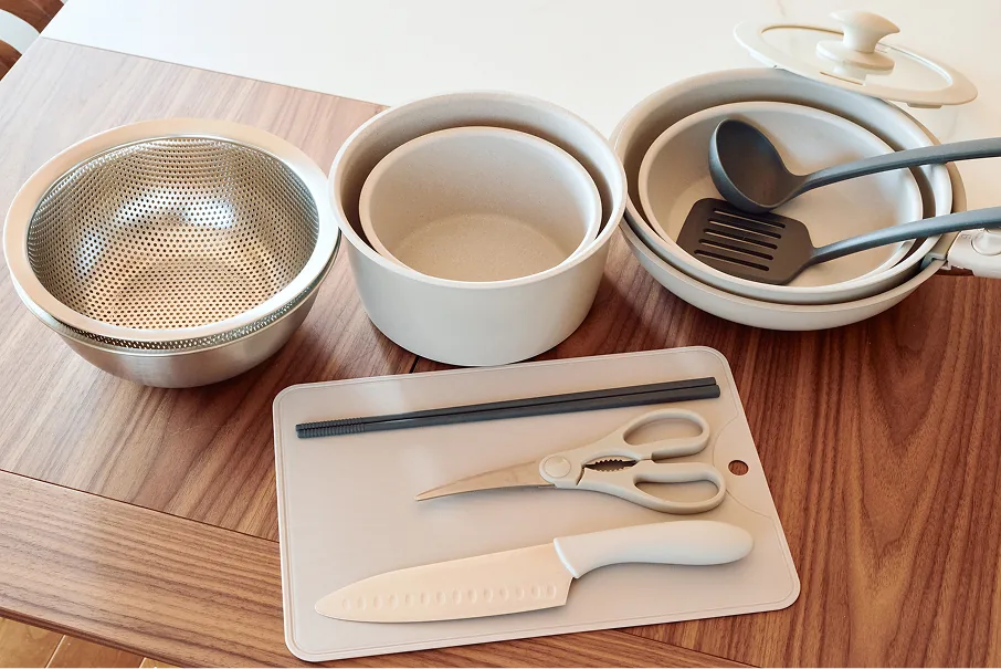 鍋・フライパン・まな板・包丁などの調理器具