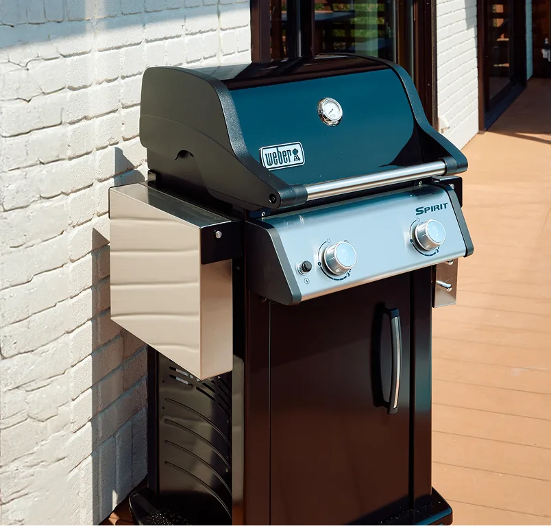 ウッドデッキに設置されたWeber製ガスBBQグリル