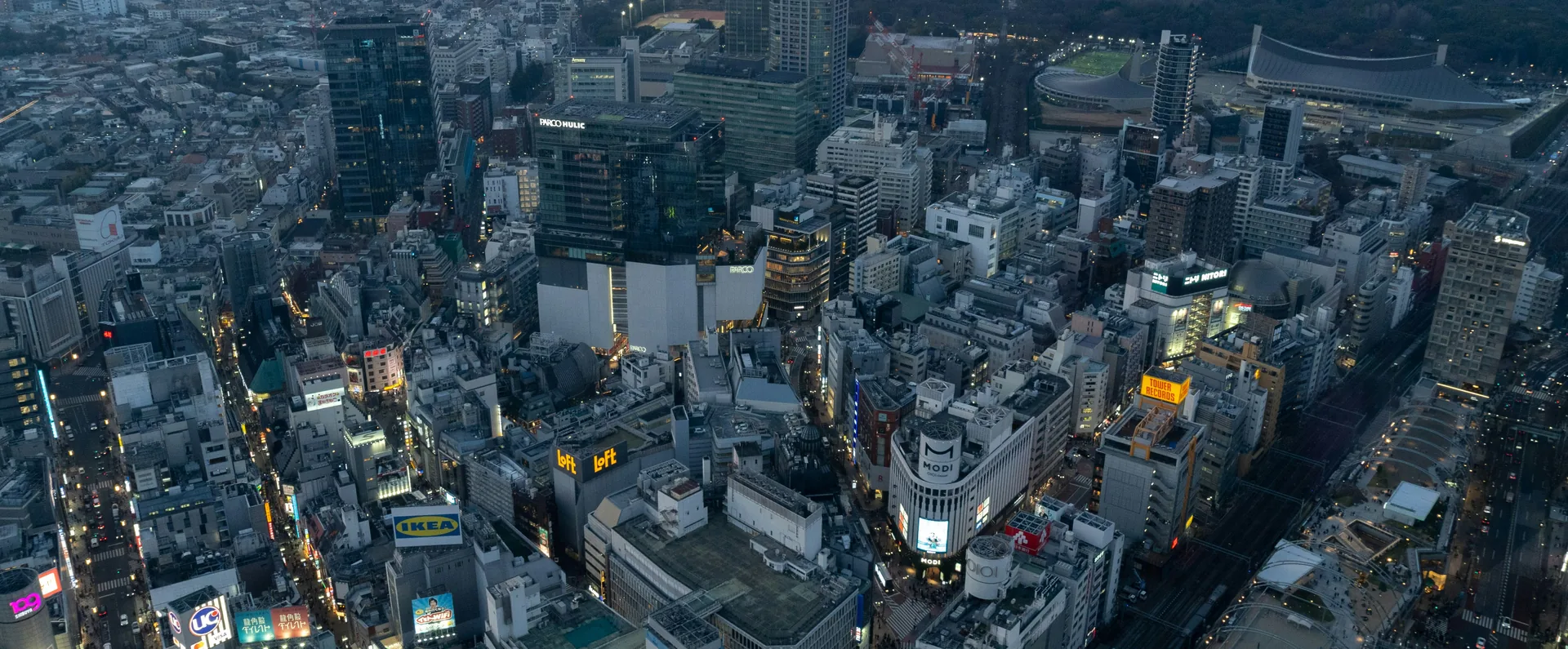 夕暮れに染まる東京・渋谷の街並み
