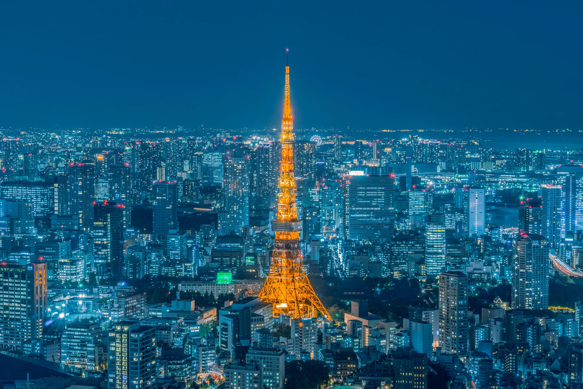 黄昏時、きらめく街明かりの中に金色に輝く東京タワー