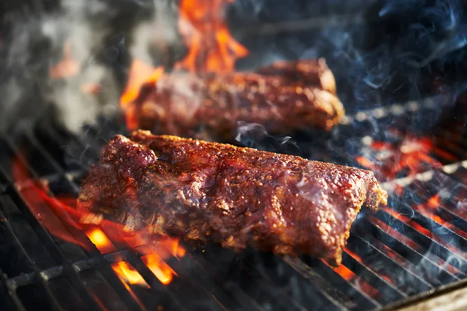 コールマン製ガス式BBQグリルで焼き上がる食材
