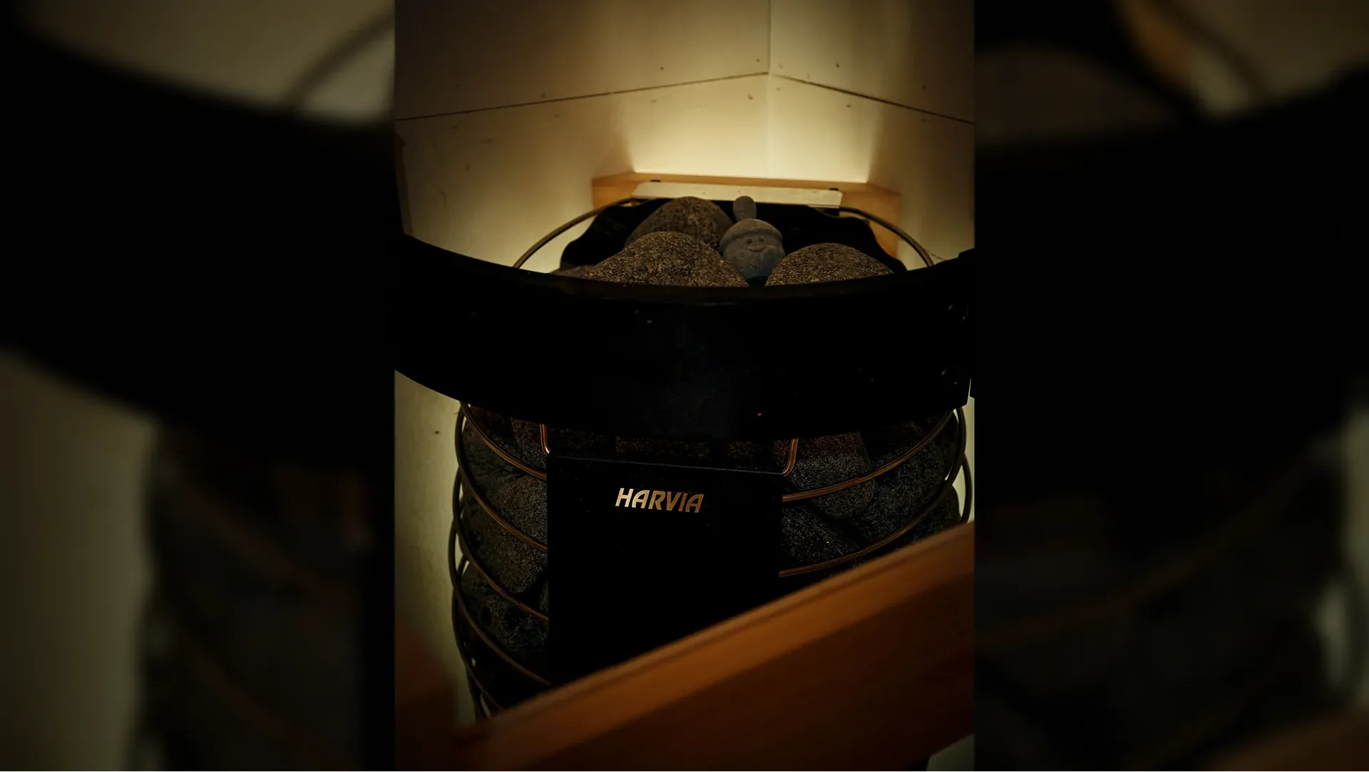 サウナストーンを備えた室内サウナのヒーター