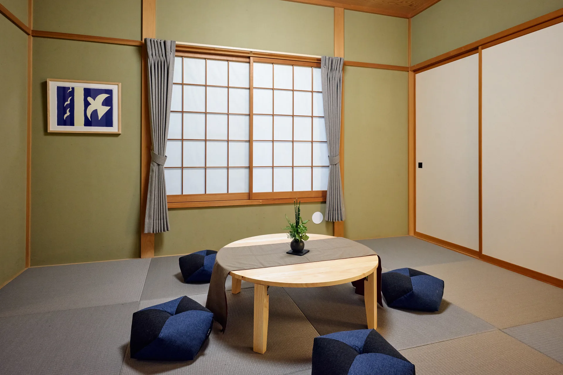森を望む窓辺の、ちゃぶ台のある和室