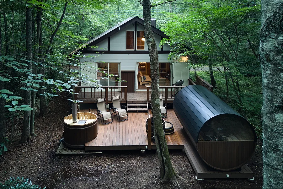 深い緑の森にとけこむNoël Kitakaruizawa Jardinの外観