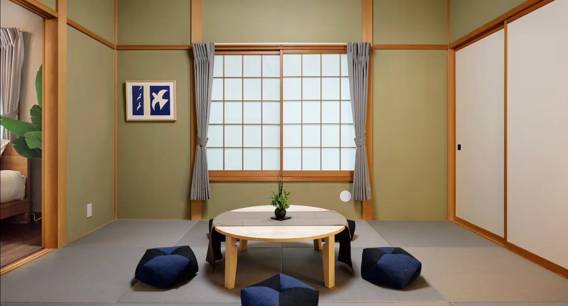 やわらかな光が差し込む畳敷きの和室