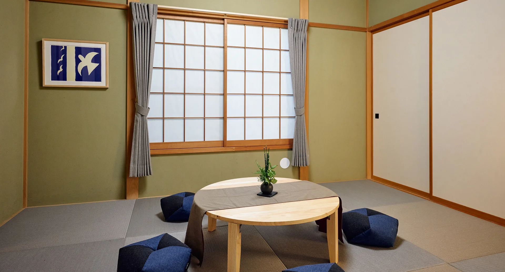 木の質感と畳の温もりが調和する和室