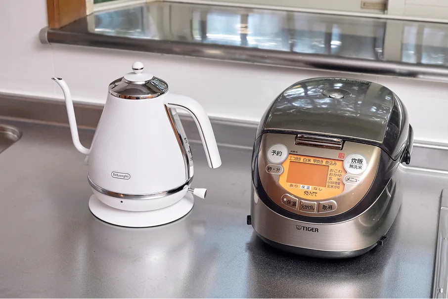 鍋・フライパンなどの調理器具と基本調味料