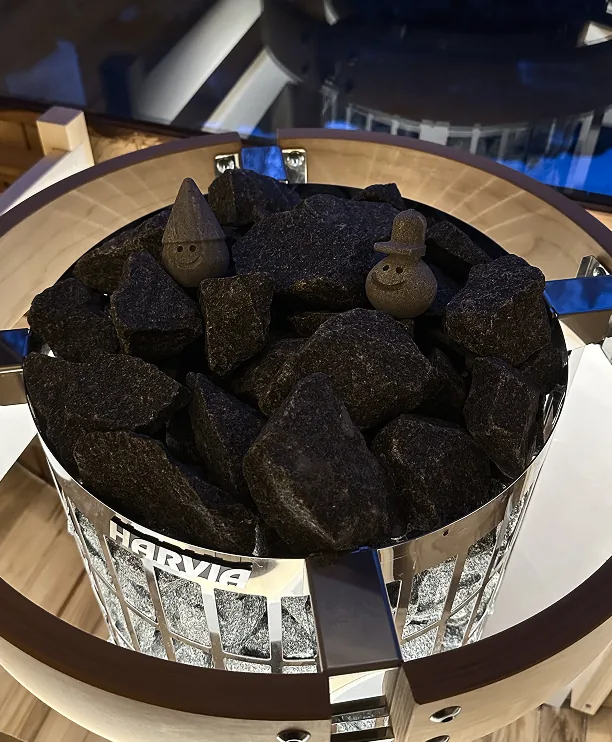 Harvia製サウナヒーターに積まれたサウナストーン