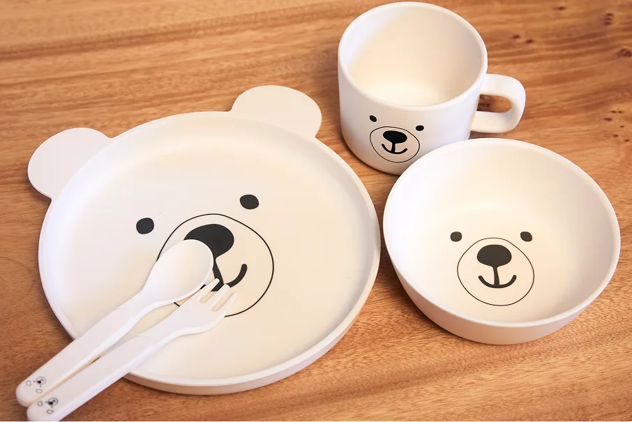 クマの絵柄の子供用食器セット