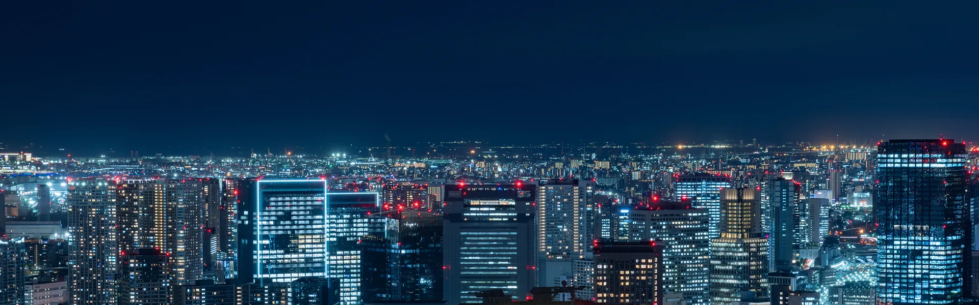 夜景に輝く東京の高層ビル群