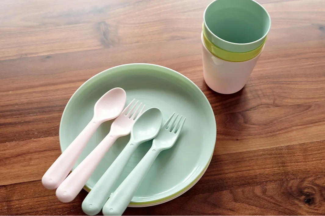 子ども用のプラスチック食器とカトラリー